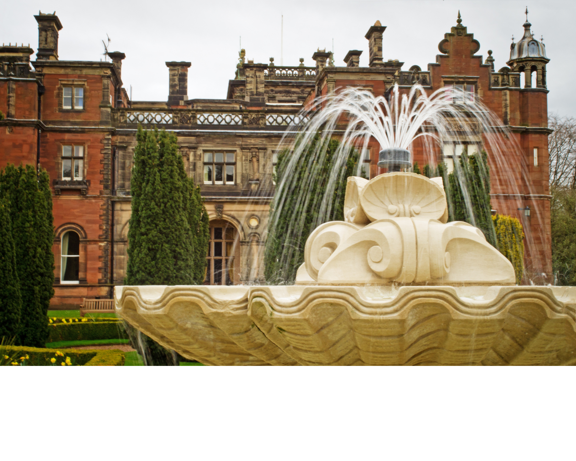 Image of a fountain in front of Keele Hall